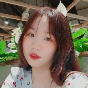 Ver en a la carta Jiratchaya has a bachelors degree in economics from chulalongkorn university.