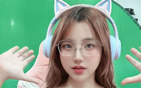 Ver en a la carta Do you love mastrubating while watching linhi_cute gets naked on cam infront of you.
