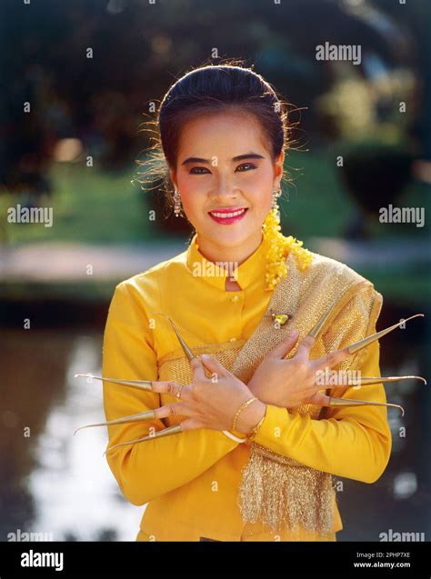 Ver en a la carta สวยคม อมมิดด้าม rickidickthai แต่งชุดแดง เย็ดเสียวกับฝรั่ง โดนจัดหนักซอยโคตรแรง คลิปหลุด พริตตี้ สาวไทยโดนแฟนหนุ่มชาวจีนเย็ดหี.