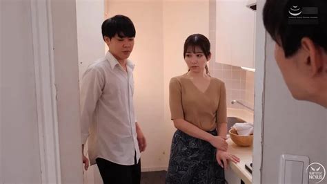 Vec631 妈妈的朋友可以干 爱宝铃 代替父母出外旅行的母亲的亲密朋友铃,答应帮忙准备晚餐。 健治原本以为母亲的朋友一定是个老太太,没想到却是一位拥有令人心动的丰满胸部的女性。.